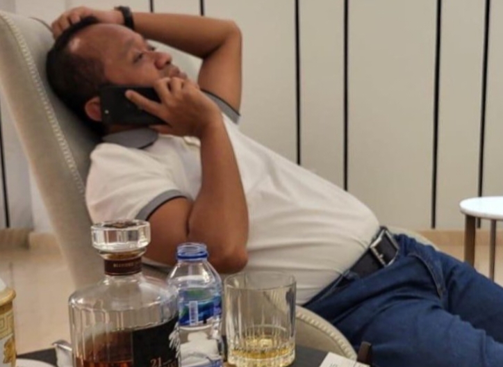 Paypoq va poshnali shahvoniy xizmatkorni sikdi